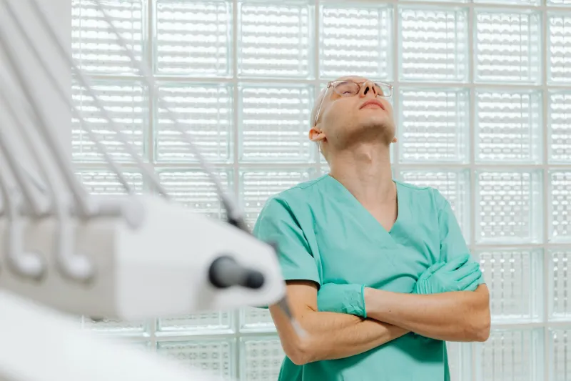 Sempre connessi, sempre esausti: come i volontari sanitari siciliani imparano a spegnere lo schermo per accendere la cura